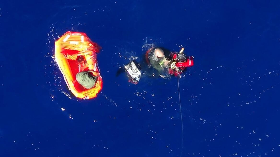 Βίντεο: Αεροπορία και Ναυτικό «σώζουν» πιλότο που καταρρίφθηκε στο Καστελόριζο